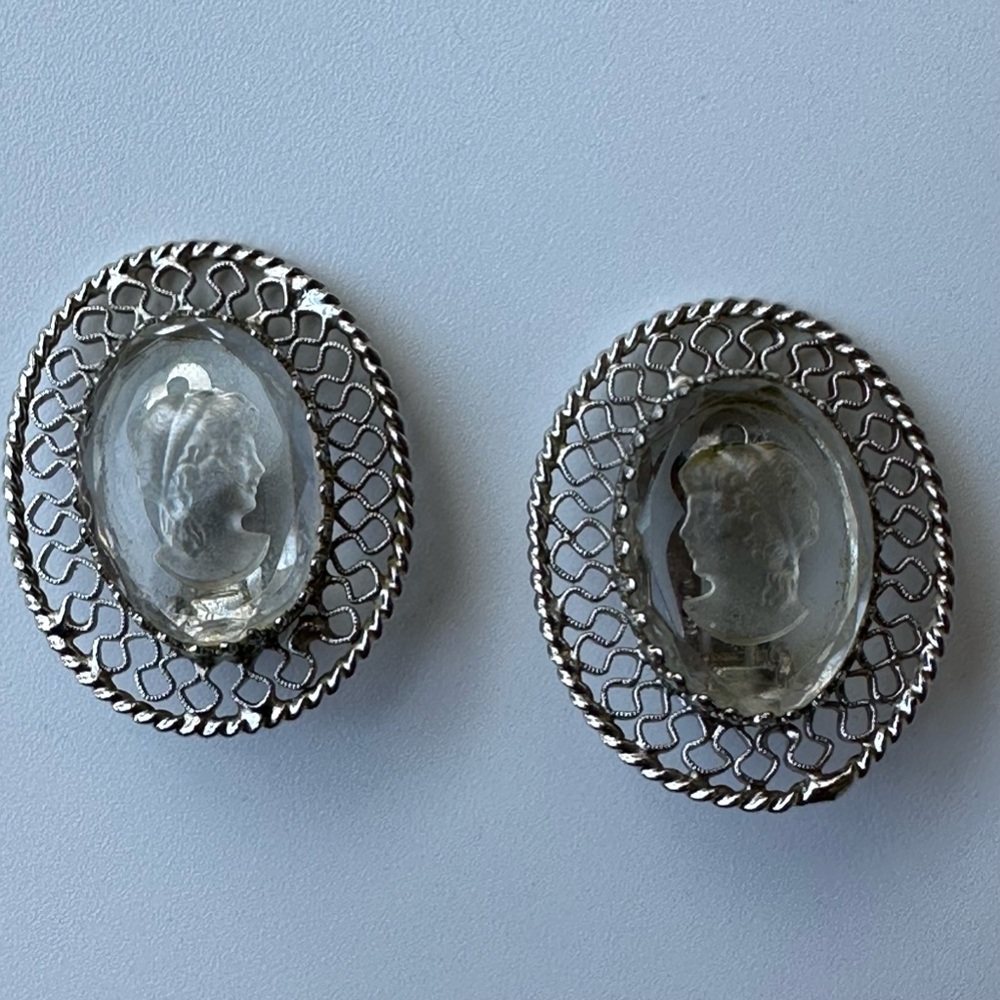 VTG Whiting & Davis Silver Filigree/Lucite Intaglio Etched Cameo Clip Earrings - Picture 3 of 6